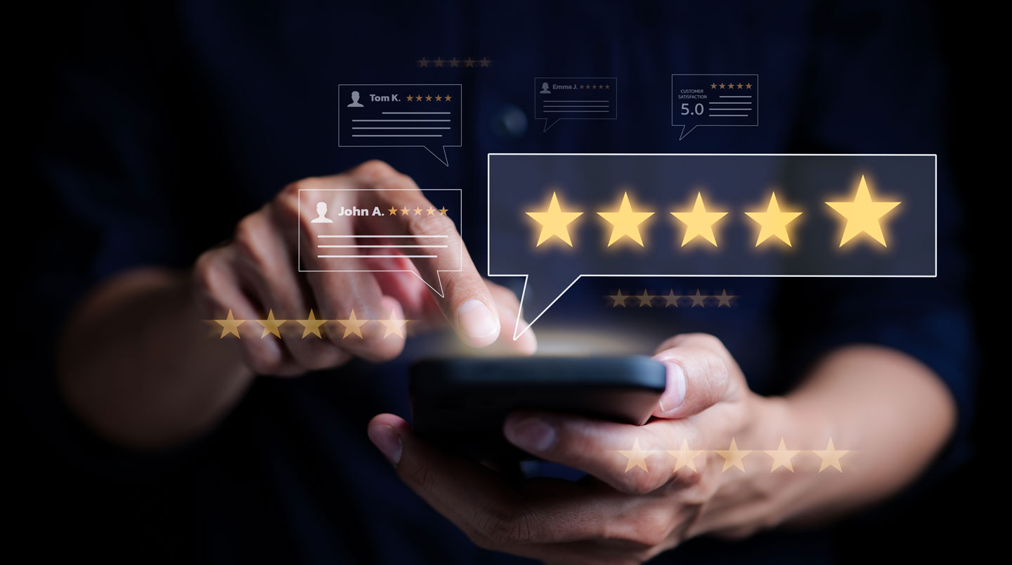 Gros plan sur un smartphone moderne posé sur une table blanche, écran affichant une recherche Google floue avec le mot serrurier à peine lisible, main floue en arrière-plan